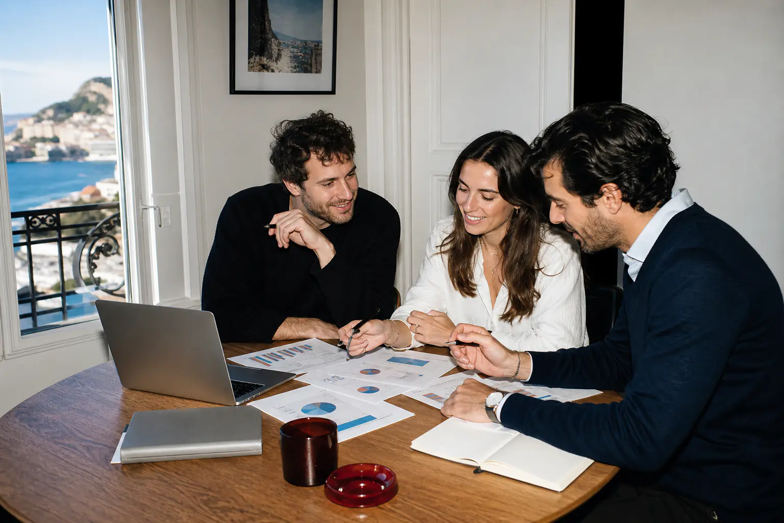 Professionnels échangeant autour des salaires à Monaco