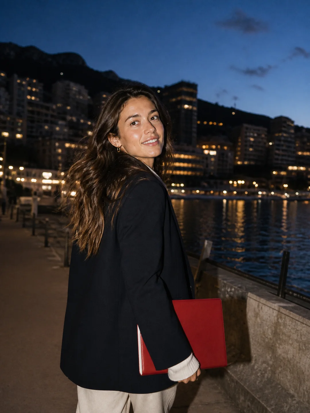Une professionnelle au bord du port de Monaco à la tombée du jour